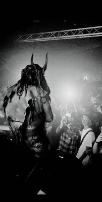 Foto de una de nuestras raves con artista llevando un casco con cuernos